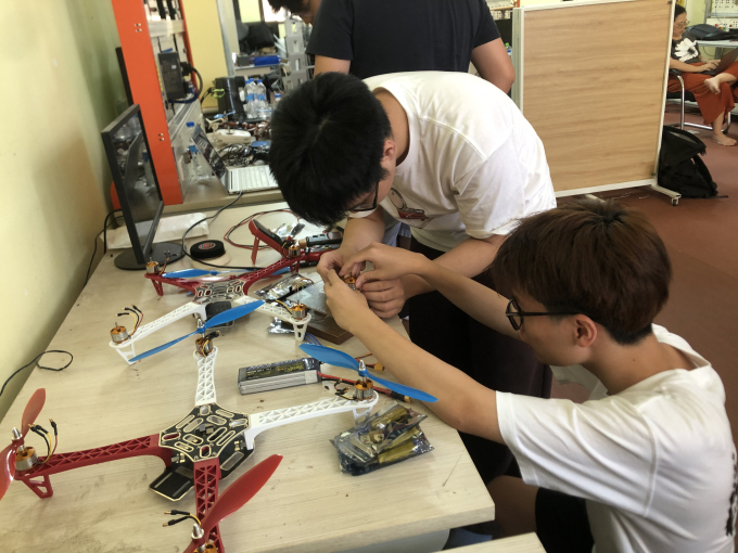 Quang Anh (bên phải) làm drone đo độ ô nhiễm không khí. Ảnh: Nhân vật cung cấp