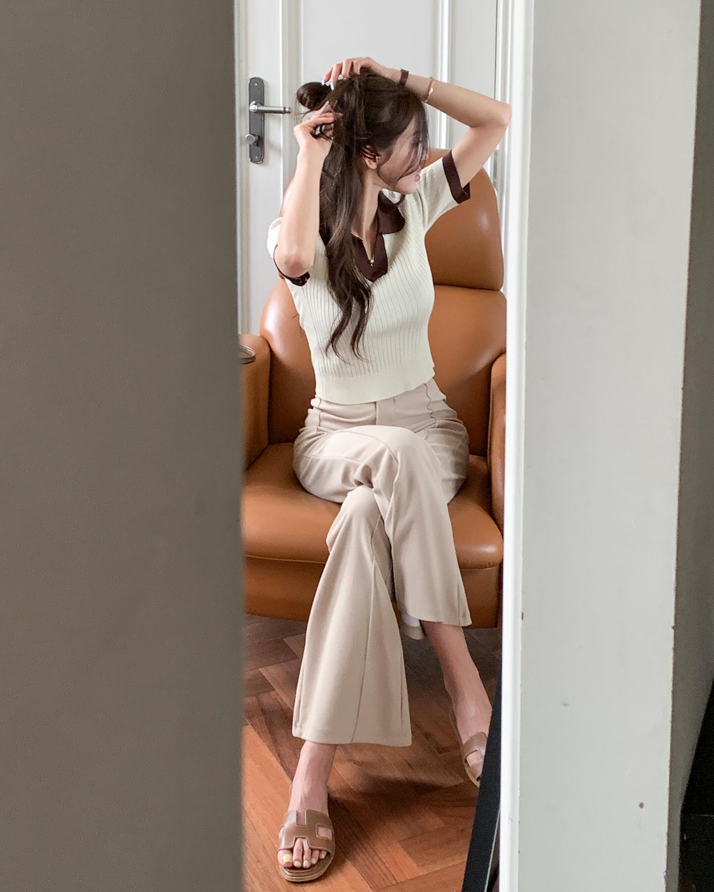 5 mẫu quần dài siêu hợp với áo trắng, cứ mặc cả combo là đẹp- Ảnh 9. 5 mẫu quần dài siêu hợp với áo trắng, cứ mặc cả combo là đẹp- Ảnh 9.