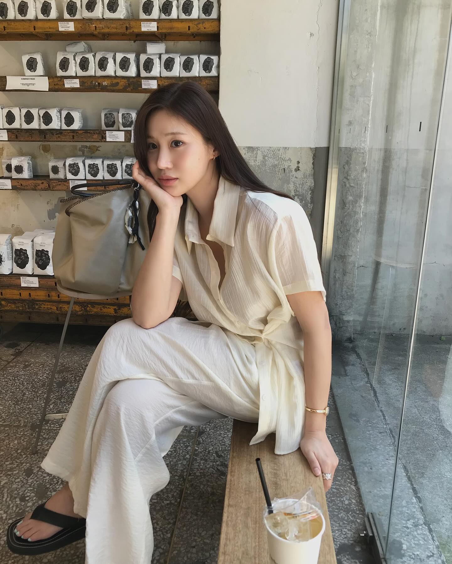 5 mẫu quần dài siêu hợp với áo trắng, cứ mặc cả combo là đẹp- Ảnh 11. 5 mẫu quần dài siêu hợp với áo trắng, cứ mặc cả combo là đẹp- Ảnh 11.