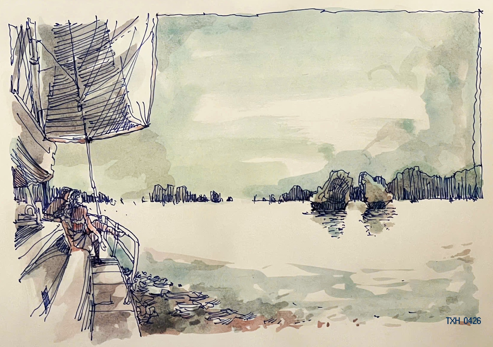 Du khách thưởng ngoạn Hòn Gà Chọi trên Vịnh Hạ Long