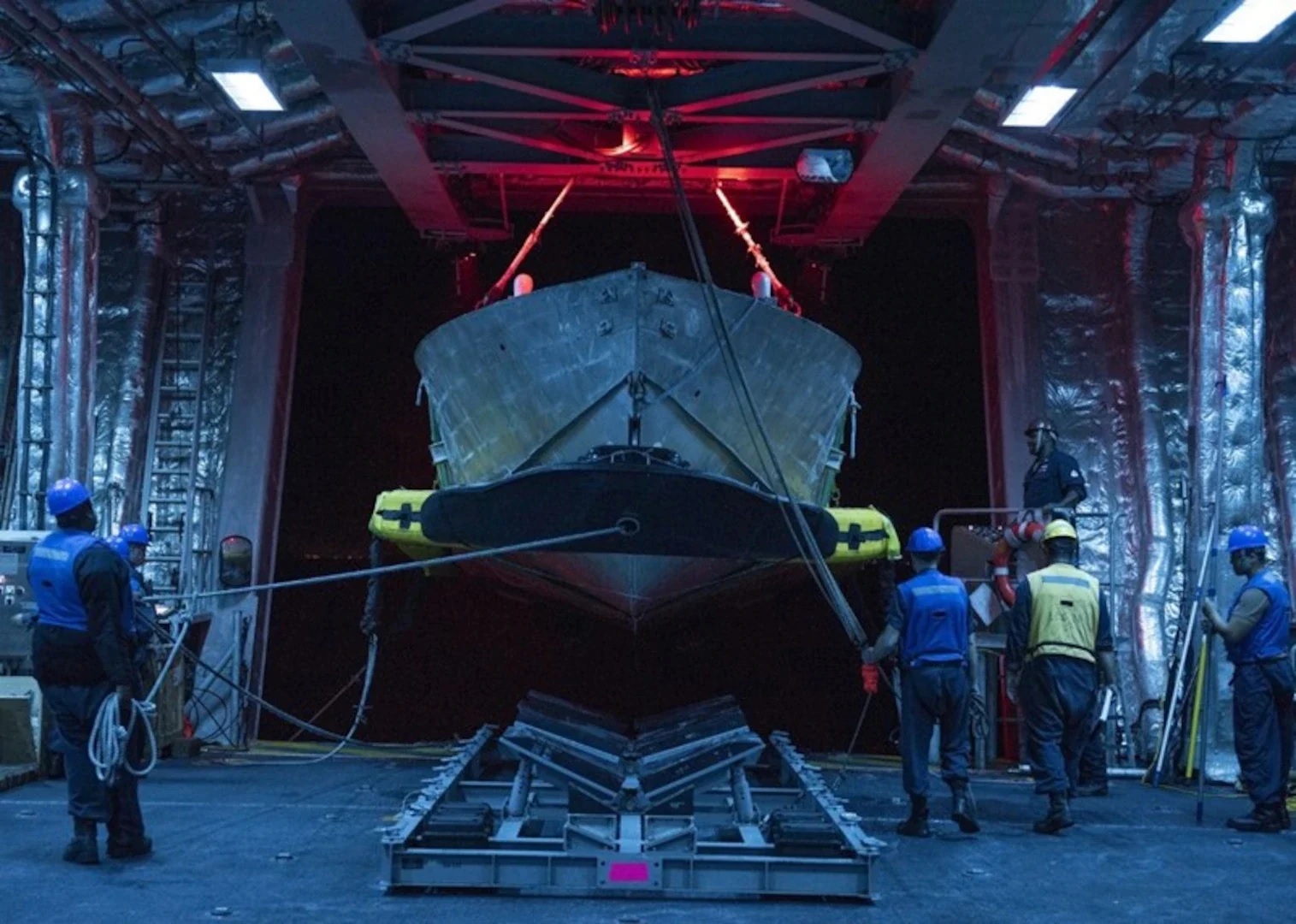 Mỹ và Iran đưa ra tuyên bố trái ngược về eo biển Hormuz - Ảnh 2. Mỹ và Iran đưa ra tuyên bố trái ngược về eo biển Hormuz - Ảnh 2.