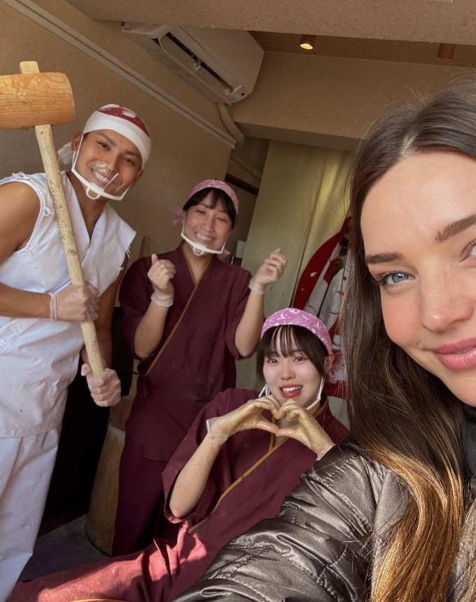 Miranda Kerr chụp hình cùng nhân viên quán bánh mochi nổi tiếng ở Kyoto.