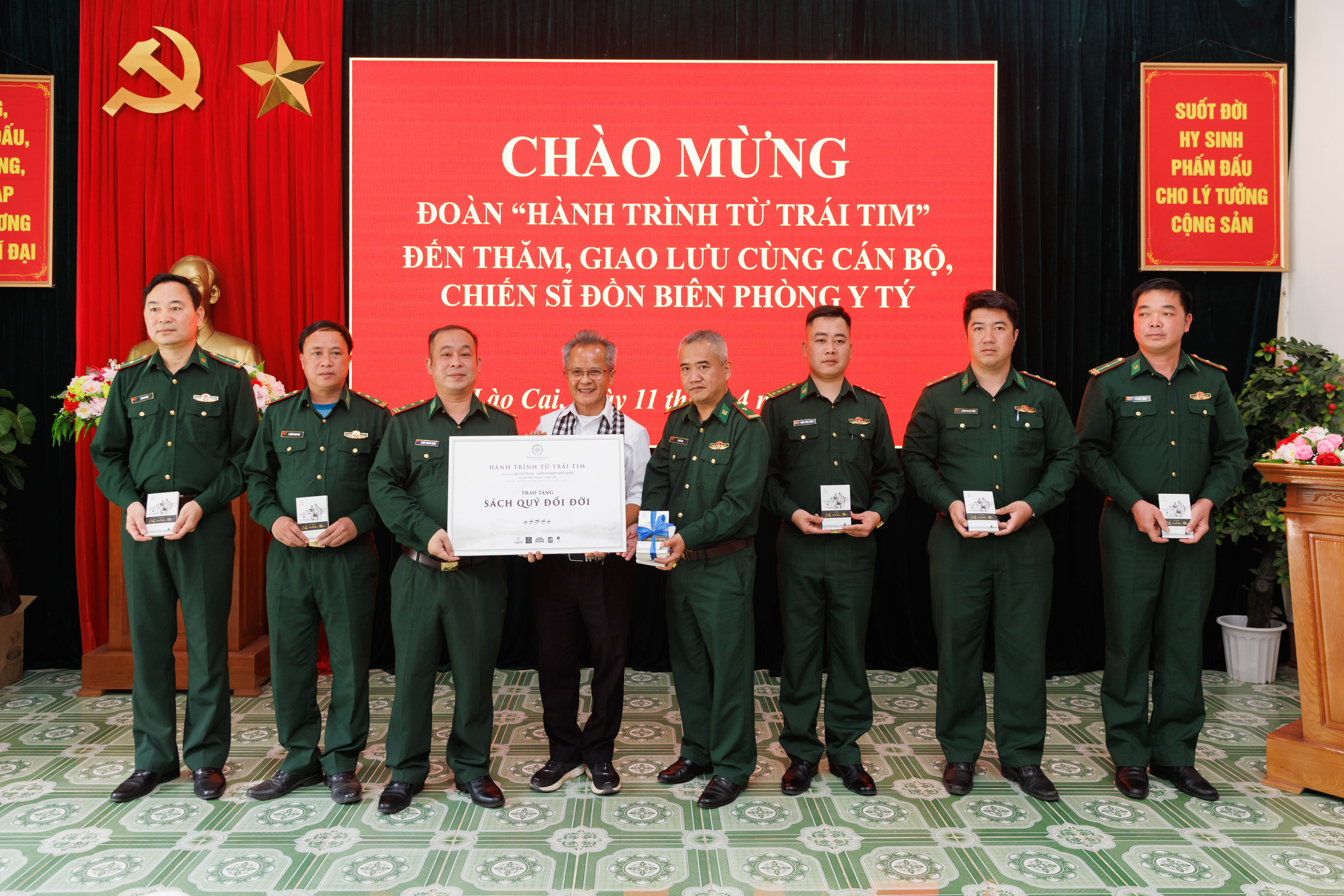 Hành trình Từ Trái Tim vượt 'cổng trời', thắp sáng khát vọng kiến quốc nơi biên cương- Ảnh 5.