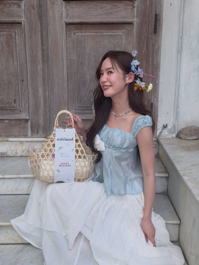 Chân váy trắng giúp nàng tỏa sáng ngày hè rực rỡ- Ảnh 2. Chân váy trắng giúp nàng tỏa sáng ngày hè rực rỡ- Ảnh 2.