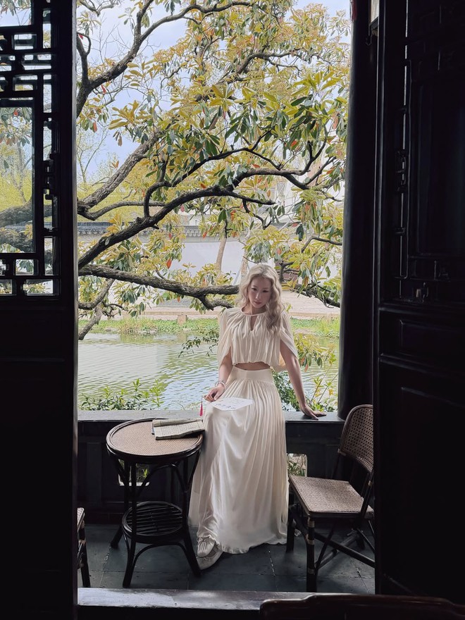 Chân váy trắng giúp nàng tỏa sáng ngày hè rực rỡ- Ảnh 4. Chân váy trắng giúp nàng tỏa sáng ngày hè rực rỡ- Ảnh 4.