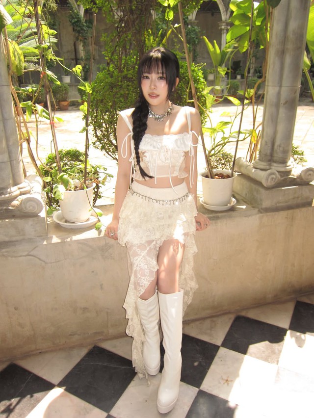 Chân váy trắng giúp nàng tỏa sáng ngày hè rực rỡ- Ảnh 8. Chân váy trắng giúp nàng tỏa sáng ngày hè rực rỡ- Ảnh 8.