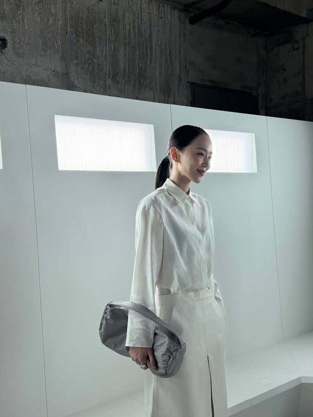 Chân váy trắng giúp nàng tỏa sáng ngày hè rực rỡ- Ảnh 9. Chân váy trắng giúp nàng tỏa sáng ngày hè rực rỡ- Ảnh 9.