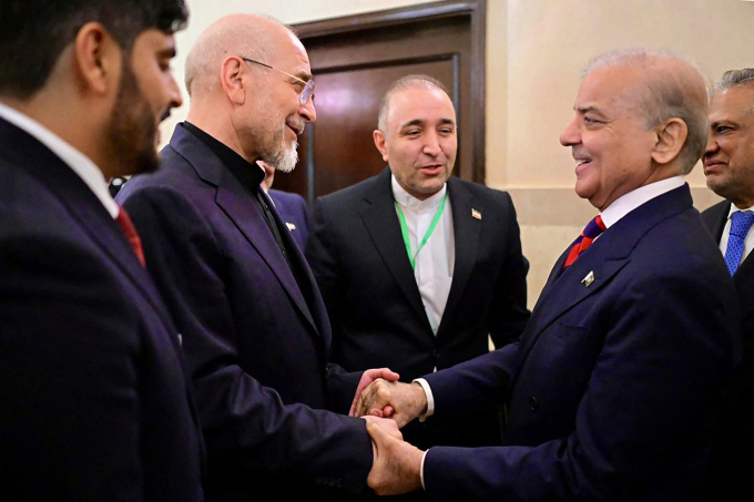 Thủ tướng Pakistan Shehbaz Sharif (phải) nắm tay Chủ tịch Quốc hội Iran Mohammad Bagher Ghalibaf (trái) trước thềm đàm phán hôm 11/4. Ảnh: AFP