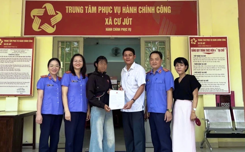 Đại diện VKSND khu vực 9; UBND xã Cư Jút trao giấy khai sinh cho đại diện gia đình. giay-khai-sinh (1).jpg