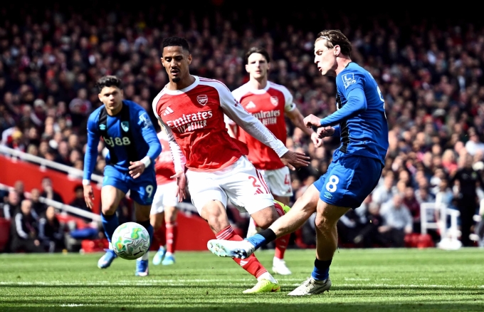 Tình huống Alex Scott ghi bàn ấn định thắng lợi 2-1 cho Bournemouth trước Arsenal ngay trên sân Emirates. Ảnh: Reuters