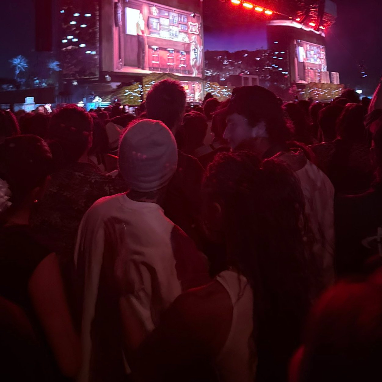 Nhóm nữ đàn em của BTS trình diễn phản cảm nhức mắt, công khai cô lập 1 thành viên tại Coachella?- Ảnh 5.