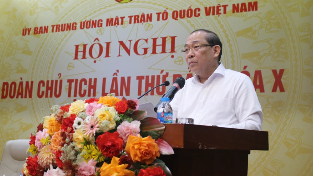 Ông Hoàng Công Thuỷ, Phó Chủ tịch Uỷ ban Trung ương MTTQ Việt Nam trình bày tờ trình tại hội nghị. ong-Hoang-Cong-Thuy.jpg