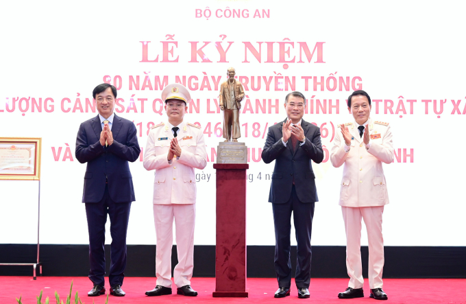 Thủ tướng Lê Minh Hưng, Trưởng ban Tổ chức Trung ương Nguyễn Duy Ngọc và Bộ trưởng Công an Lương Tam Quang trao bức tượng Bác Hồ về thăm quê - quà của Tổng Bí thư, Chủ tịch nước Tô Lâm tặng lực lượng. Ảnh: Phạm Dự