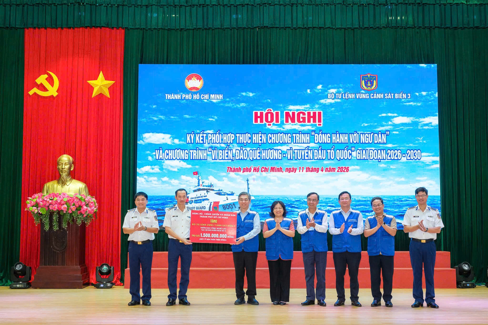 Đoàn đại biểu TP.HCM dâng hương tri ân anh hùng liệt sĩ tại Côn Đảo - Ảnh 3. côn đảo - Ảnh 3.