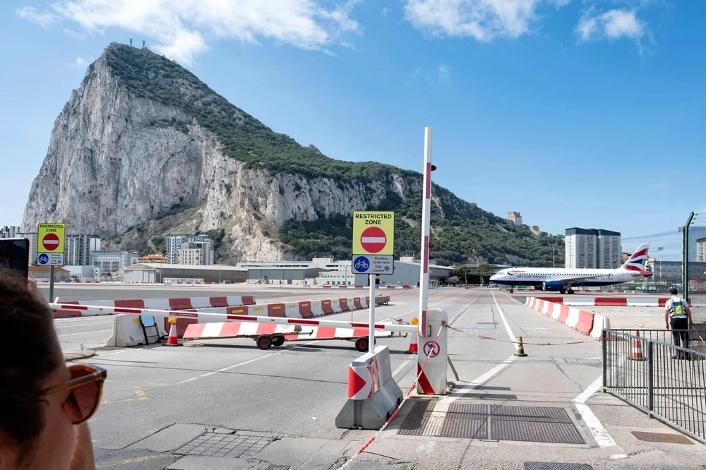 Sân bay Quốc tế Gibraltar. Ảnh: Stephen Hyde/Alamy Stock Gibraltar.jpg