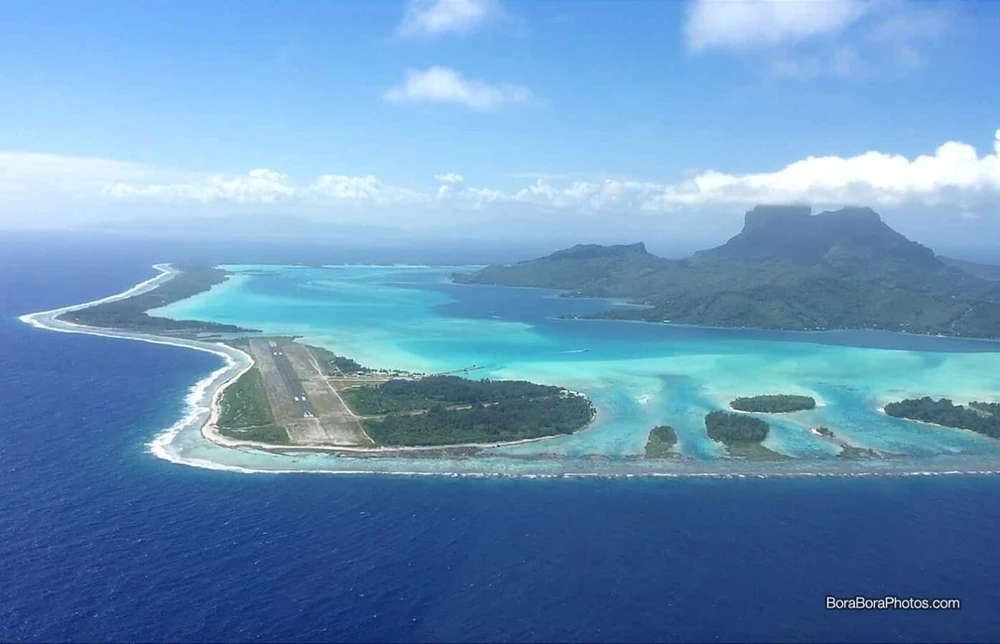 Sân bay Bora Bora (quần đảo Polynesia thuộc Pháp). Ảnh: Bora Bora Bora Bora airport.jpg