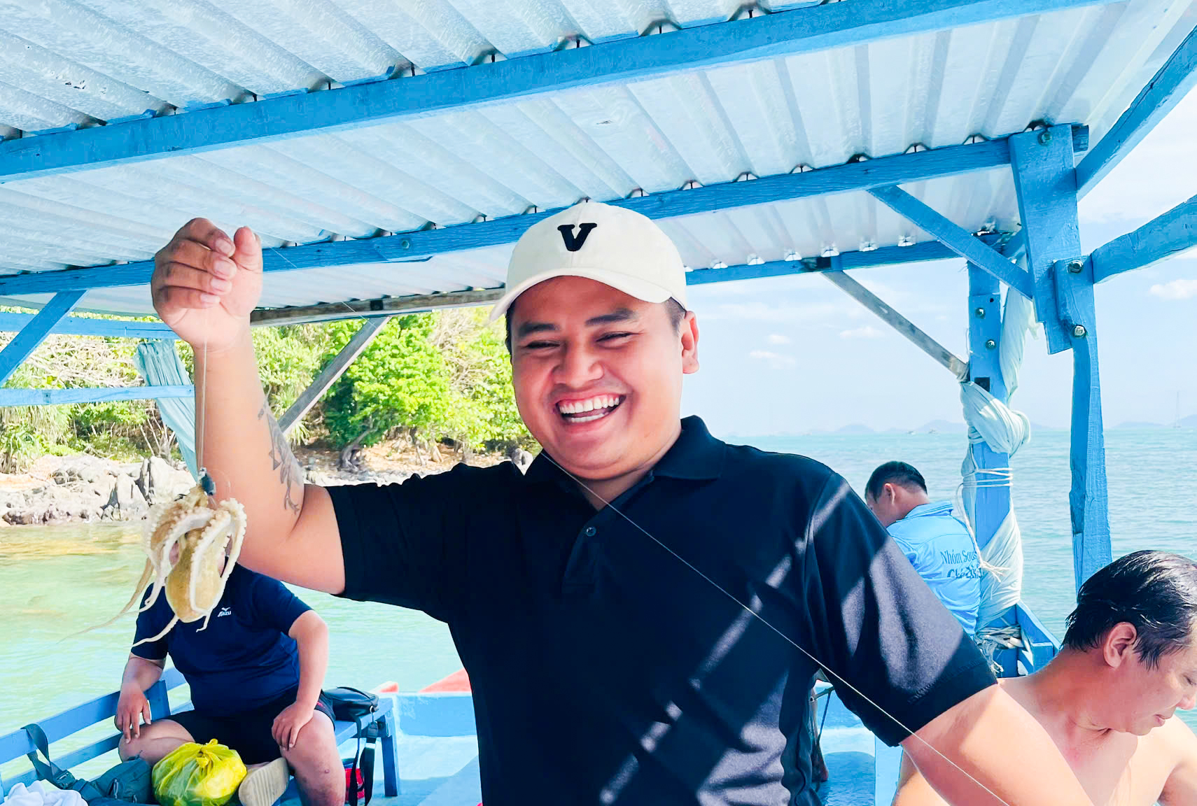 Đến đảo Hải Tặc, du khách mê câu cá, lặn ngắm san hô, nghe chuyện 'hải tặc' huyền bí 3 đảo Hải Tặc - Ảnh 3.