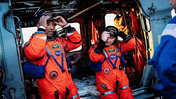 Những chia sẻ đầu tiên của phi hành đoàn Artemis II sau khi trở về Trái đất 2 Những chia sẻ đầu tiên của phi hành đoàn Artemis II sau khi trở về Trái đất - Ảnh 3.