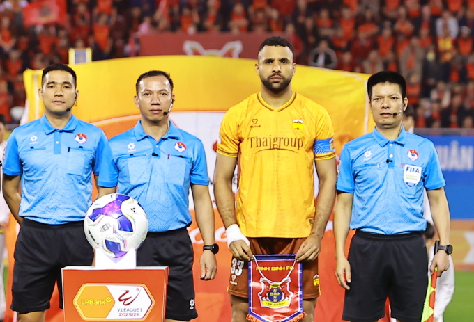Trọng tài Nguyễn Trung Kiên (thứ hai từ trái sang) bắt chính trận HAGL thắng Ninh Bình 2-1 ở vòng 13 V-League 2025-2026 trên sân Ninh Bình ngày 7/2/2026. Ảnh: VPF