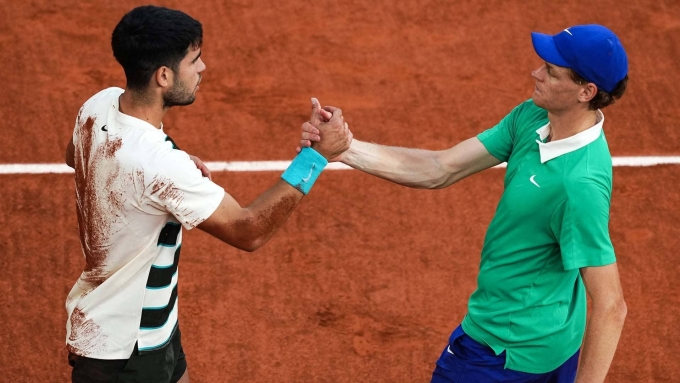 Sinner (phải) bắt tay chúc mừng Alcaraz, sau chung kết Roland Garros, trên sân Philippe Chatrier, Paris, Pháp hôm 8/6. Ảnh: Reuters