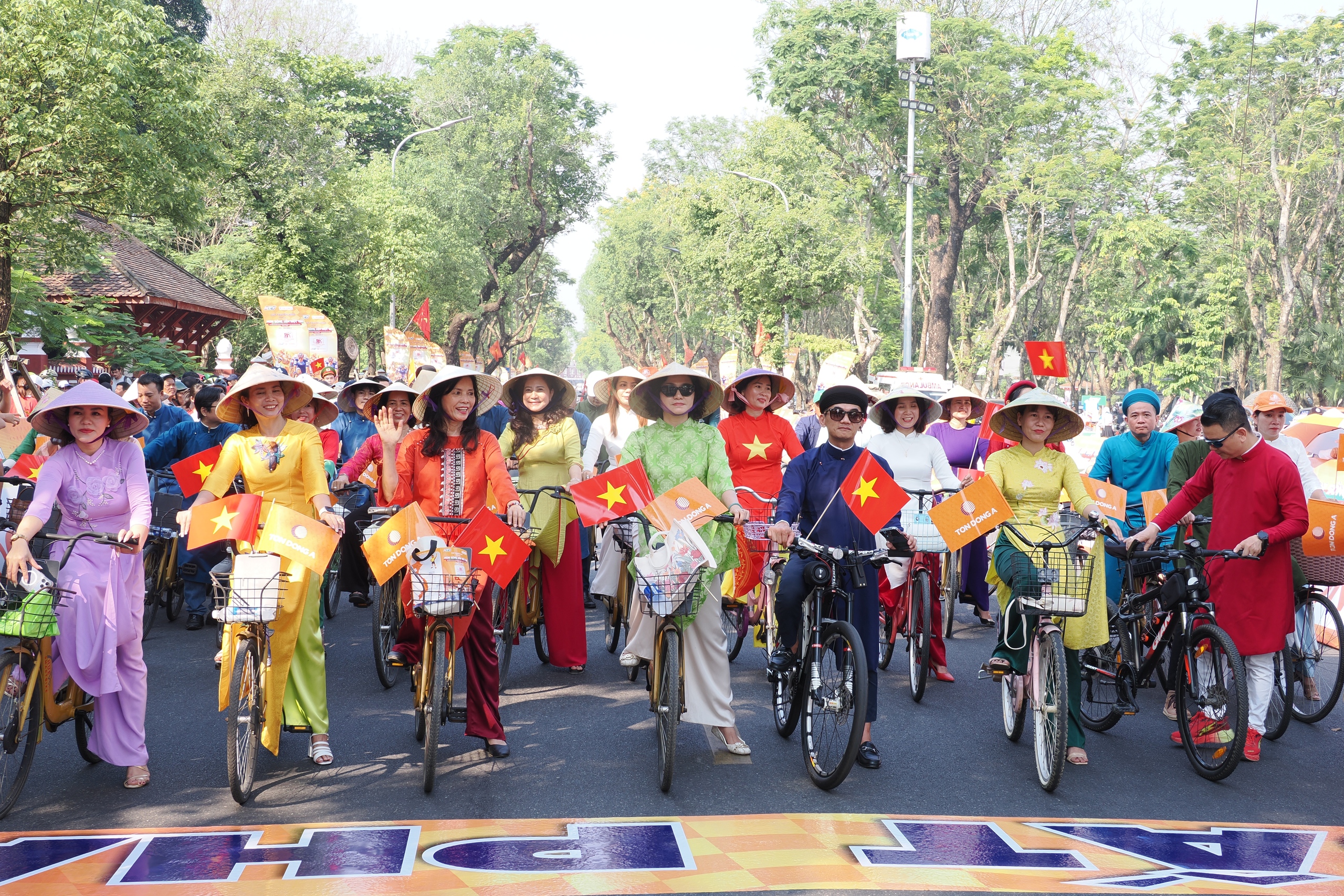 Cuộc đua xe đạp Cúp truyền hình TPHCM 2026: Marchuk Dzianis thắng chặng lần 4, giữ Áo vàng 3 Cuộc đua xe đạp Cúp truyền hình TPHCM 2026: Marchuk Dzianis thắng chặng lần 4, giữ Áo vàng - Áo xanh - Ảnh 6.