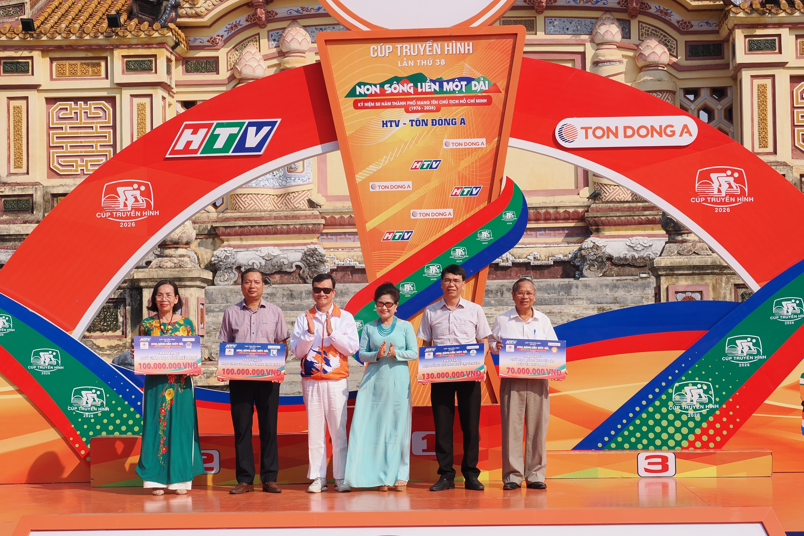 Cuộc đua xe đạp Cúp truyền hình TPHCM 2026: Marchuk Dzianis thắng chặng lần 4, giữ Áo vàng 4 Cuộc đua xe đạp Cúp truyền hình TPHCM 2026: Marchuk Dzianis thắng chặng lần 4, giữ Áo vàng - Áo xanh - Ảnh 7.