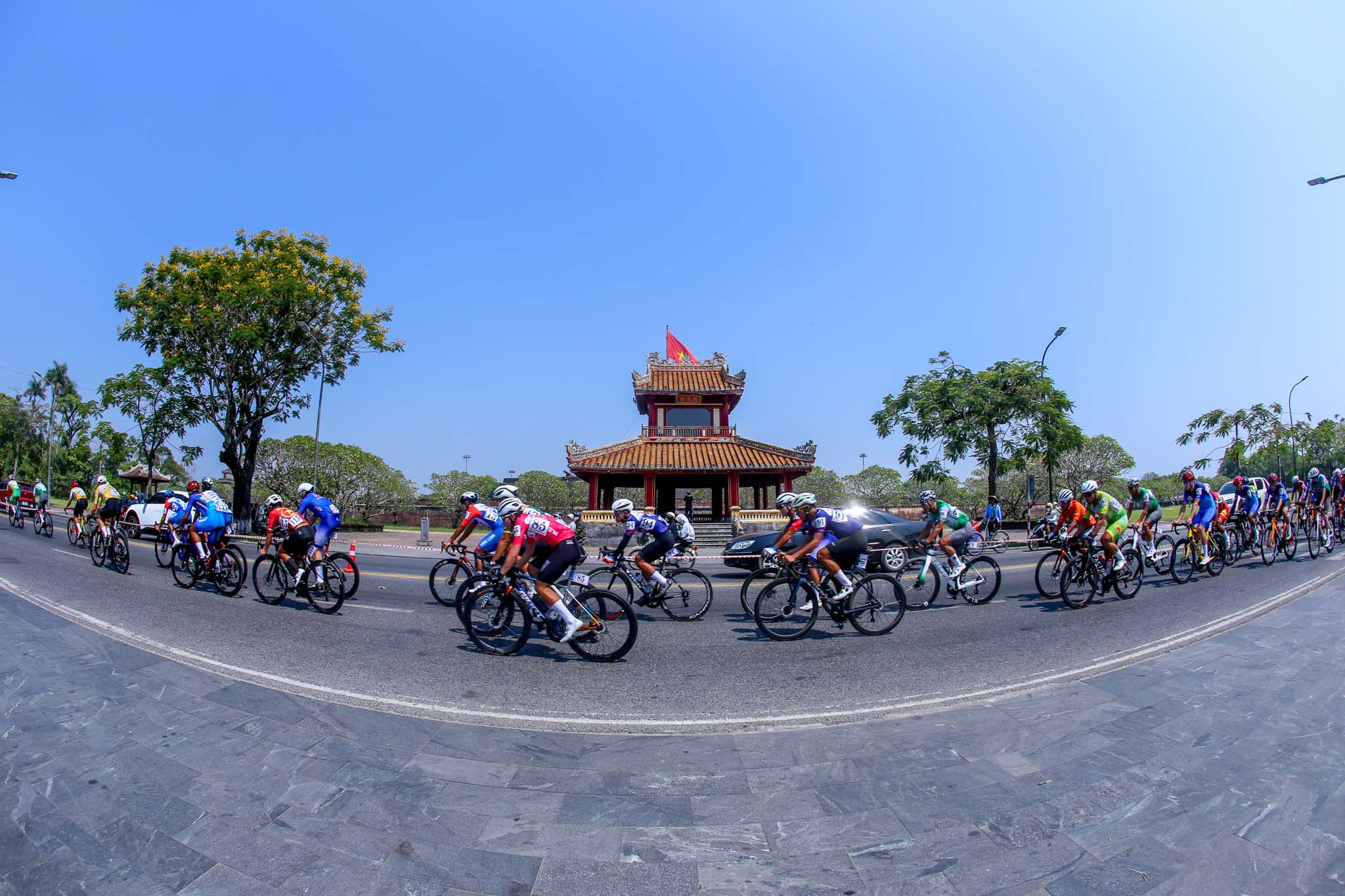 Cuộc đua xe đạp Cúp truyền hình TPHCM 2026: Marchuk Dzianis thắng chặng lần 4, giữ Áo vàng 6 Cuộc đua xe đạp Cúp truyền hình TPHCM 2026: Marchuk Dzianis thắng chặng lần 4, giữ Áo vàng - Áo xanh - Ảnh 9.