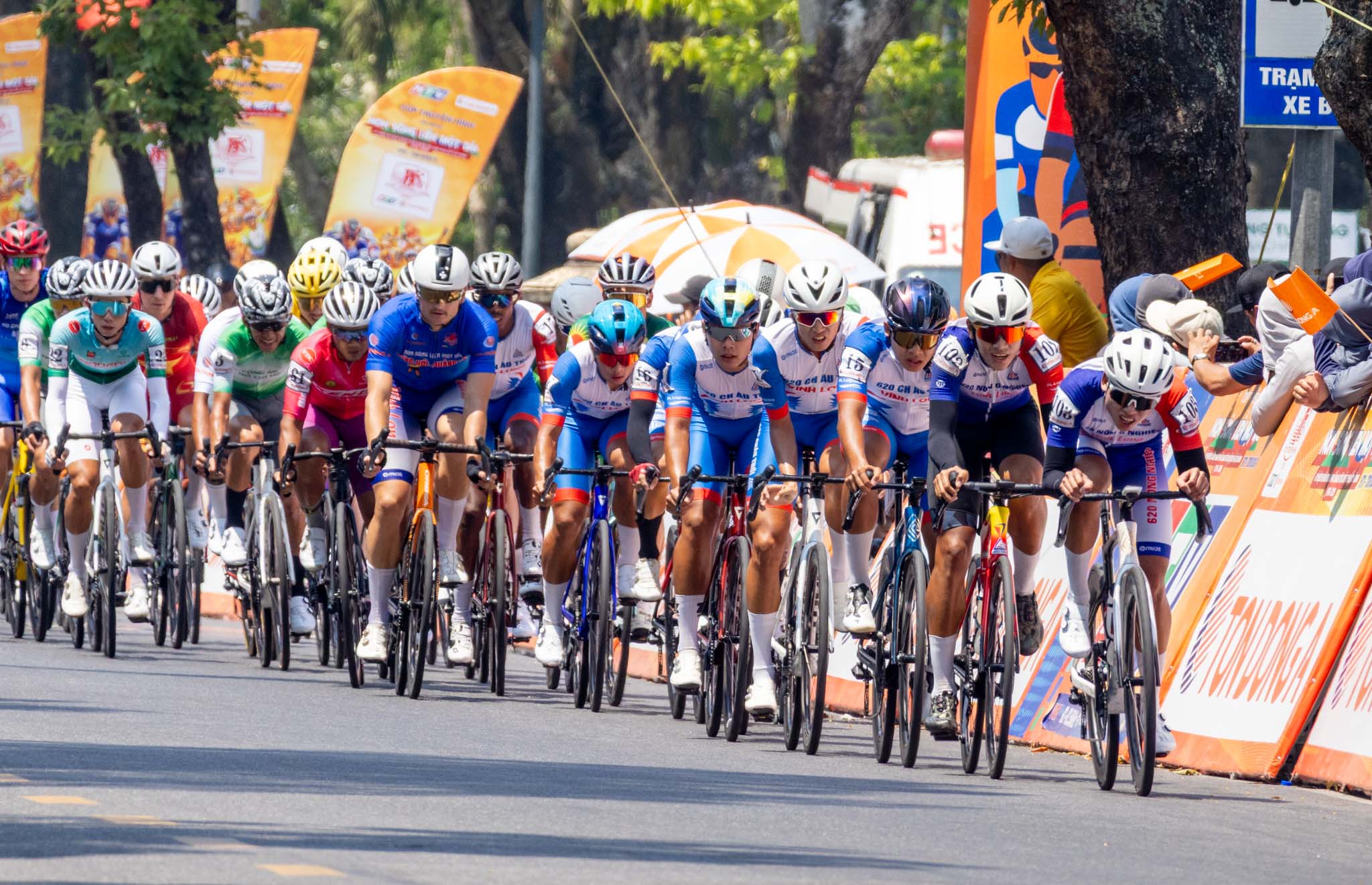 Cuộc đua xe đạp Cúp truyền hình TPHCM 2026: Marchuk Dzianis thắng chặng lần 4, giữ Áo vàng 7 Cuộc đua xe đạp Cúp truyền hình TPHCM 2026: Marchuk Dzianis thắng chặng lần 4, giữ Áo vàng - Áo xanh - Ảnh 10.