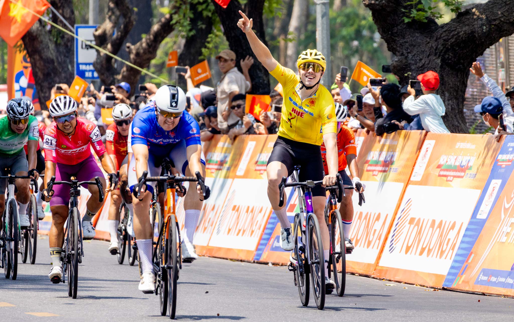 Cuộc đua xe đạp Cúp truyền hình TPHCM 2026: Marchuk Dzianis thắng chặng lần 4, giữ Áo vàng 8 Cuộc đua xe đạp Cúp truyền hình TPHCM 2026: Marchuk Dzianis thắng chặng lần 4, giữ Áo vàng - Áo xanh - Ảnh 11.