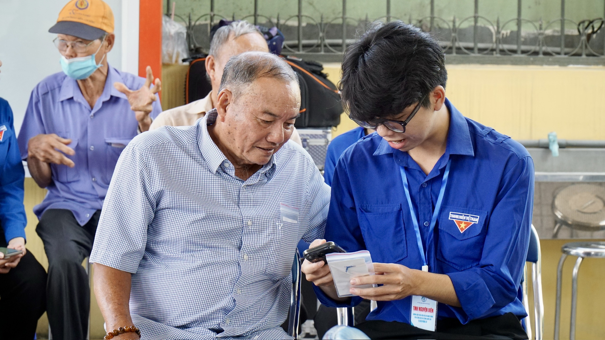 xã Tân Nhựt, TPHCM: Đưa dịch vụ công về tận ấp, người dân tự tin làm hồ sơ trực tuyến - Ảnh 3.