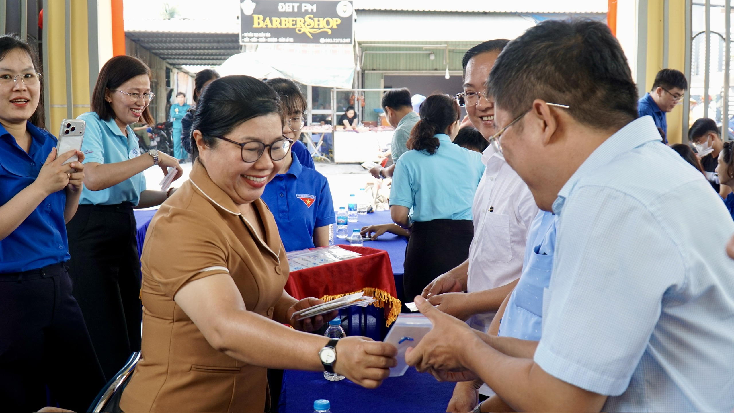 xã Tân Nhựt, TPHCM: Đưa dịch vụ công về tận ấp, người dân tự tin làm hồ sơ trực tuyến - Ảnh 4.