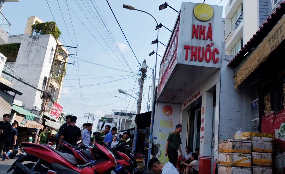 Trong sáng cùng ngày, Đại tá Trần Hồng Minh, Phó Giám đốc Công an TP.HCM đã đến kiểm tra hiện trường, chỉ đạo điều tra. Ảnh: N.TÂN chay-nha-2-nguoi-chet.jpg