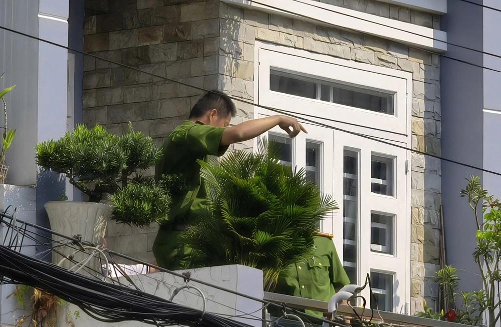 Cảnh sát phong tỏa, khám nghiệm hiện trường. Ảnh: N.TÂN z7716797780585_981c00293a98359de1fcf0919be7da99.jpg