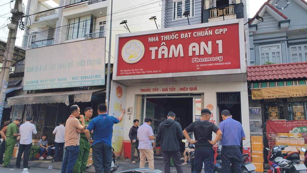 Cảnh sát phong tỏa khu vực để khám nghiệm, điều tra. Ảnh: N.TÂN plo (4).jpg