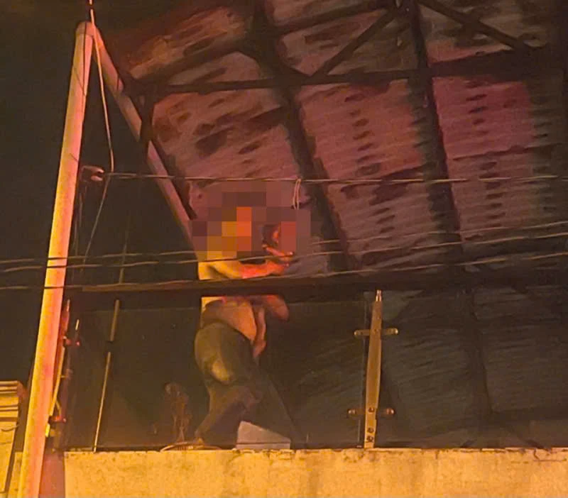 Một em bé được cứu thoát khỏi đám cháy. Ảnh: H.TÂM z7717215385270_0cef7a4c68069ddd3bedf07e64e26d39.jpg