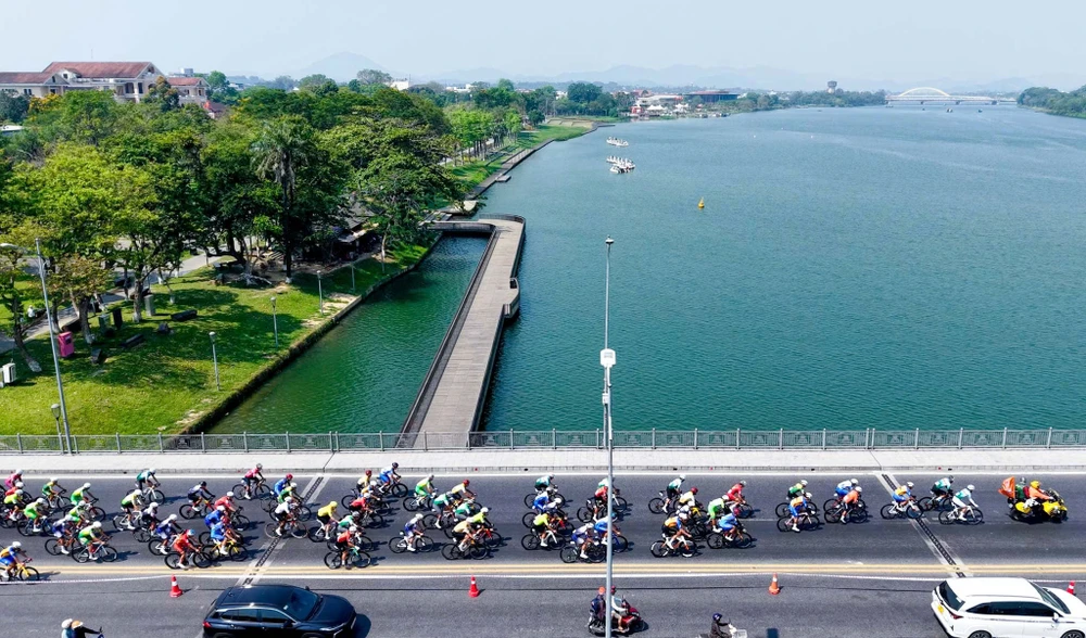 Đoàn đua tranh tài trên cầu Phú Xuân. ao-vang-marchuk-dzianis-2.jpg