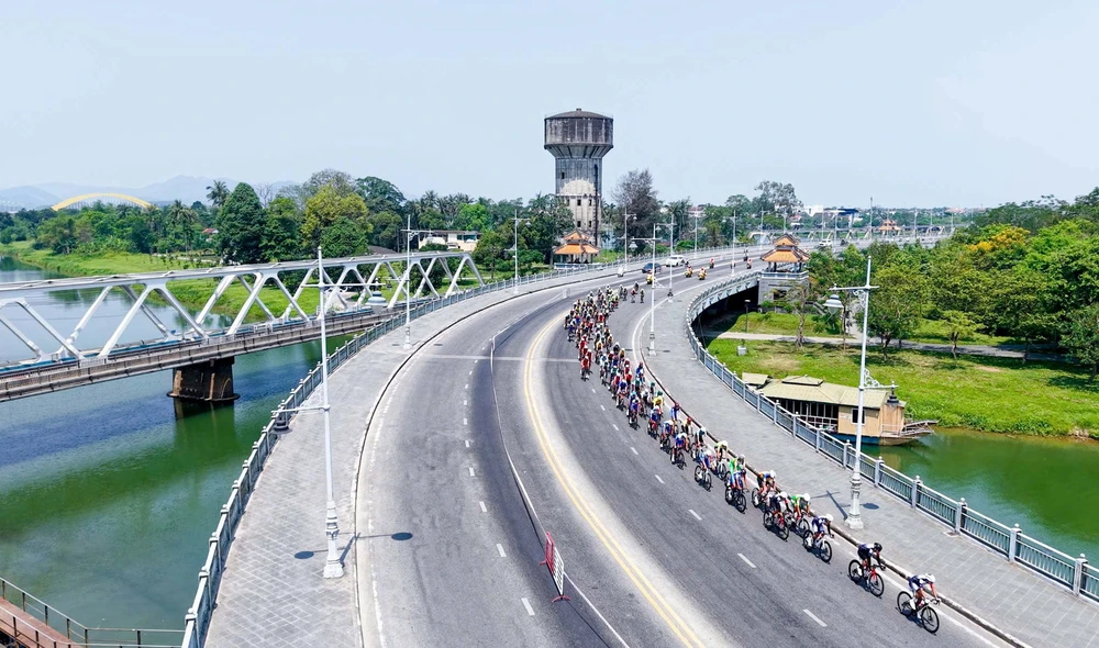 Đầu cầu Dã Viên - Huế. ao-vang-marchuk-dzianis-4.jpg