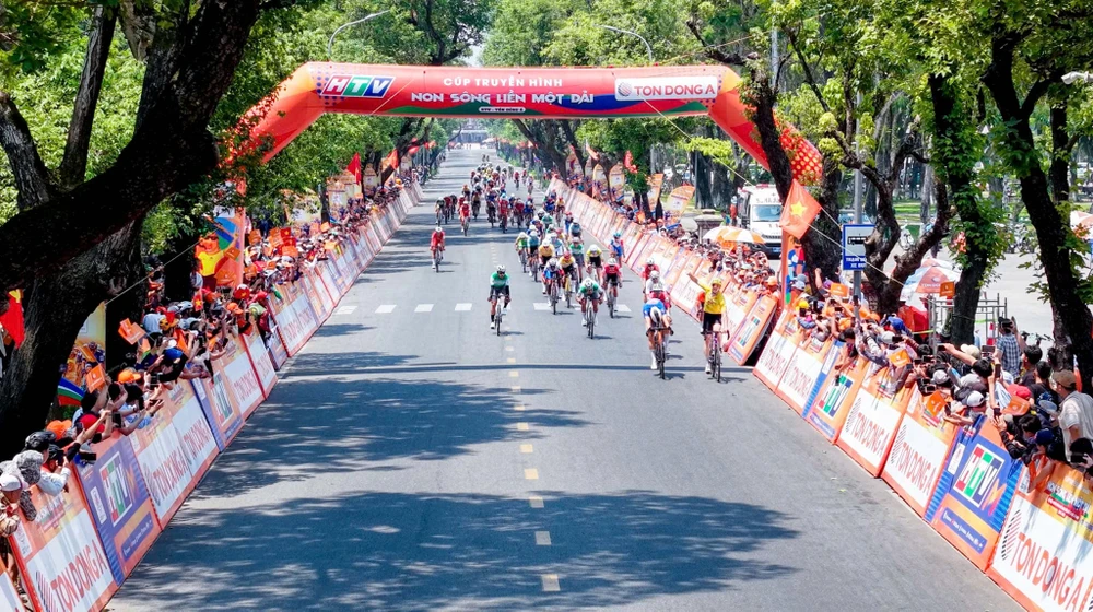 Marchuk Dzianis vượt qua Patterson và Nguyệt Minh tại đích đến. ao-vang-marchuk-dzianis-3.jpg