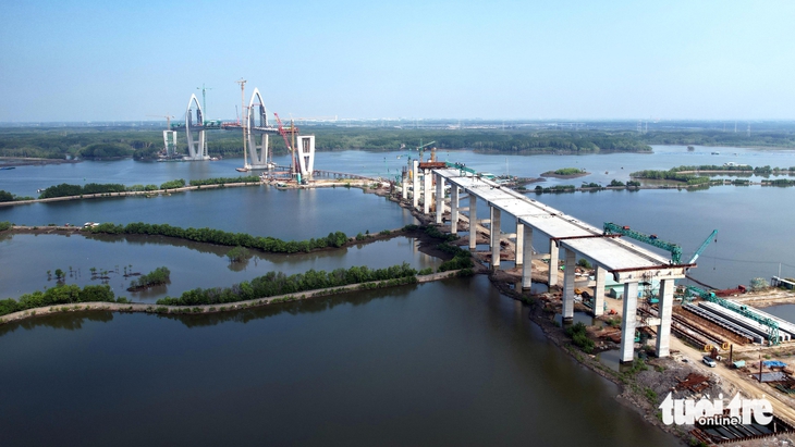 Ngắm cầu Phước An có độ tĩnh không lớn nhất Việt Nam sắp về đích 2 Ngắm cầu Phước An có độ tĩnh không lớn nhất Việt Nam sắp về đích - Ảnh 2.