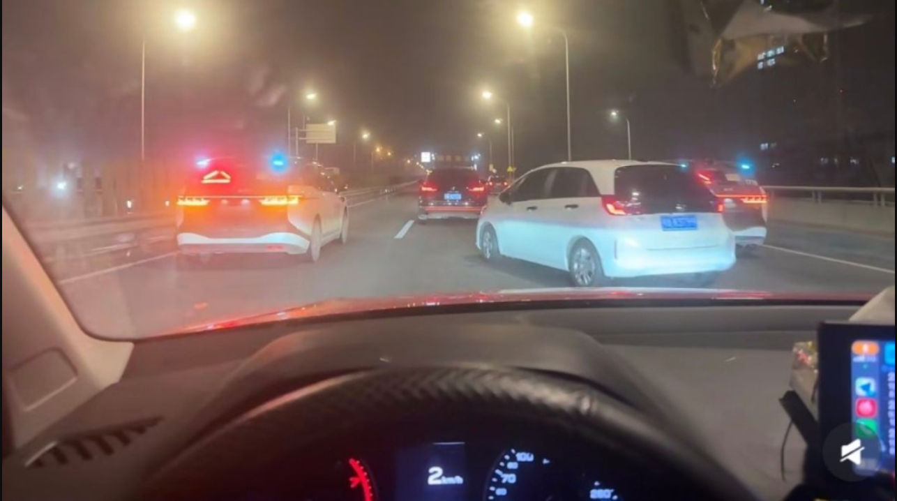 Hơn 100 chiếc taxi đồng loạt 