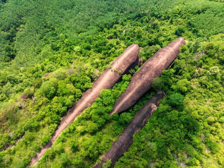 Hin Sam Wan, hay còn được gọi là “đá ba con cá voi” là điểm check-in độc đáo (Ảnh: TAT)