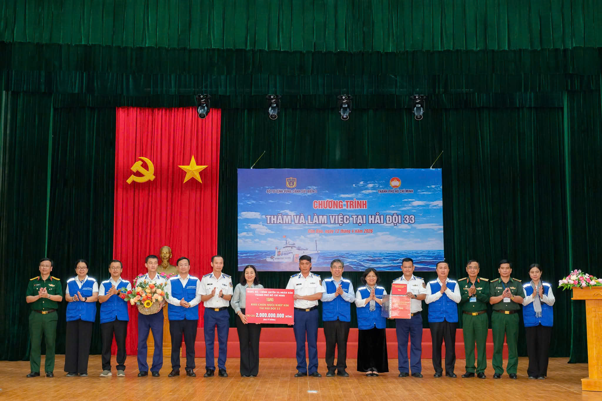 TP.HCM chăm lo 2,25 tỉ đồng cho quân và dân đặc khu Côn Đảo - Ảnh 1.