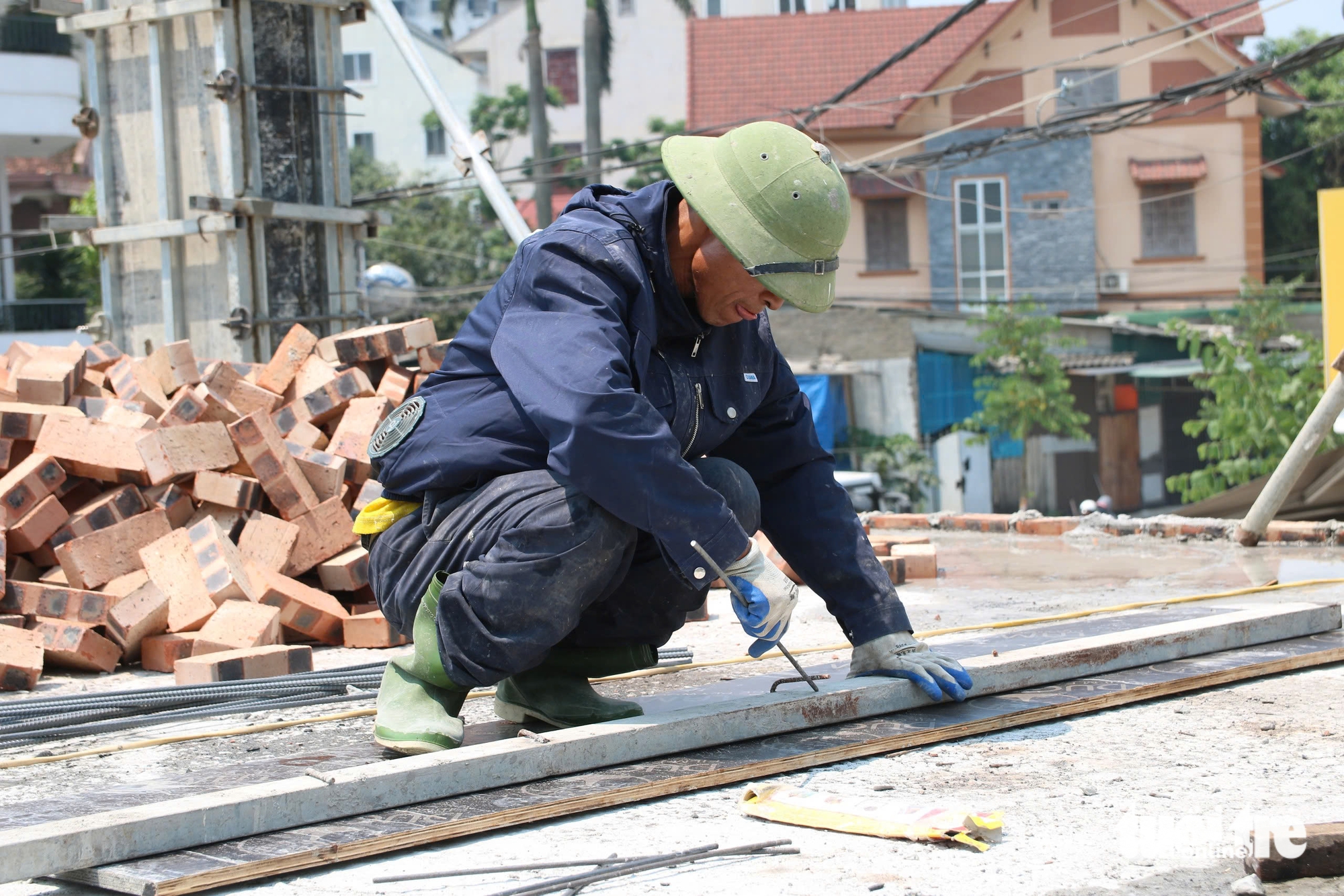 Người nhà bệnh nhân nằm gầm cầu thang tránh nắng nóng 40 độ C 2 nắng nóng - Ảnh 2.