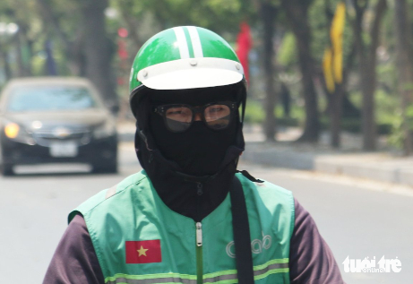 Người nhà bệnh nhân nằm gầm cầu thang tránh nắng nóng 40 độ C 4 Người nhà bệnh nhân nằm gầm cầu thang tránh nắng nóng 40 độ C - Ảnh 4.