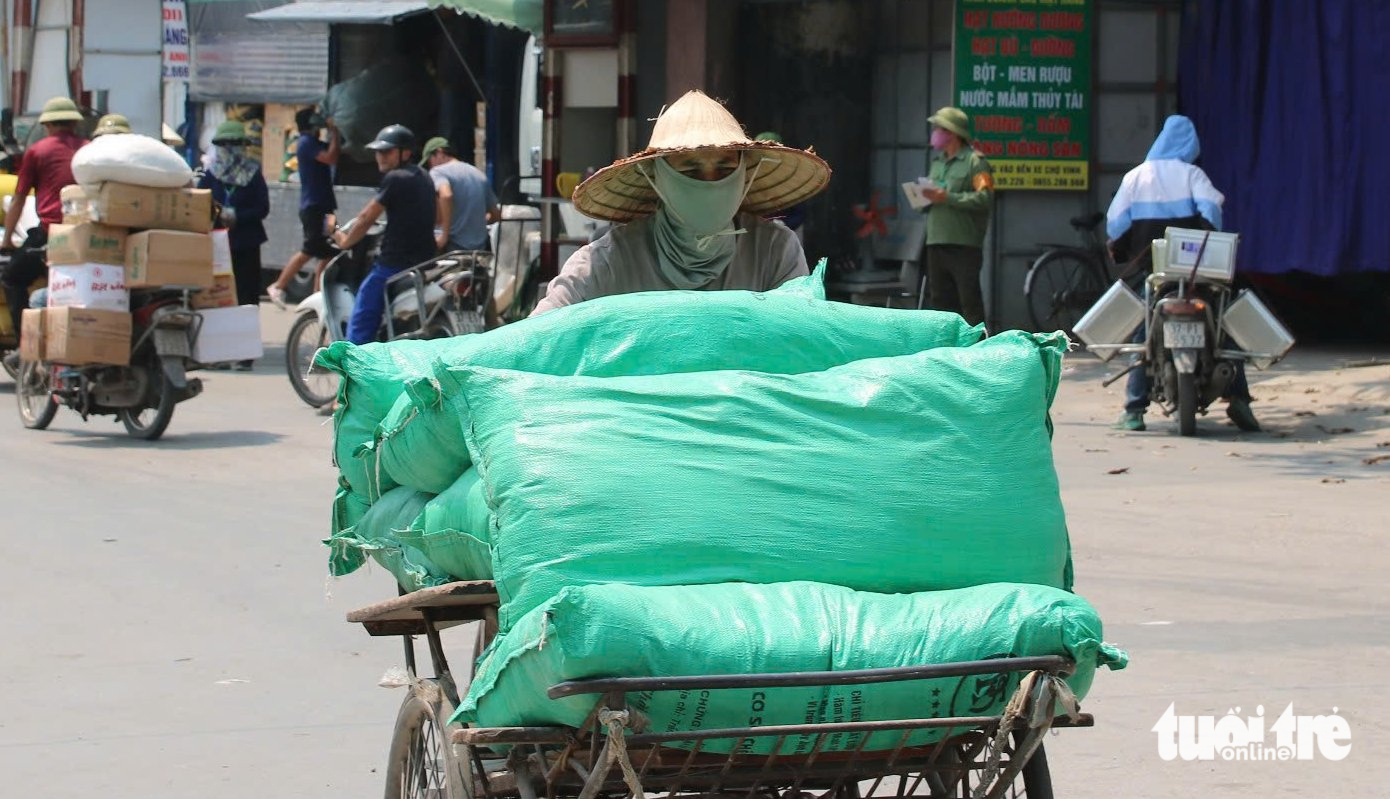 Người nhà bệnh nhân nằm gầm cầu thang tránh nắng nóng 40 độ C 7 nắng nóng - Ảnh 7.