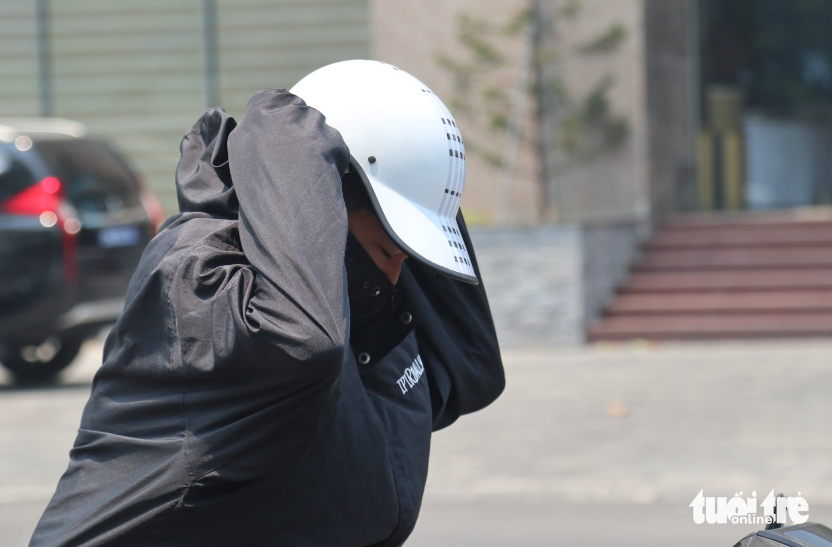 Người nhà bệnh nhân nằm gầm cầu thang tránh nắng nóng 40 độ C 8 nắng nóng - Ảnh 8.