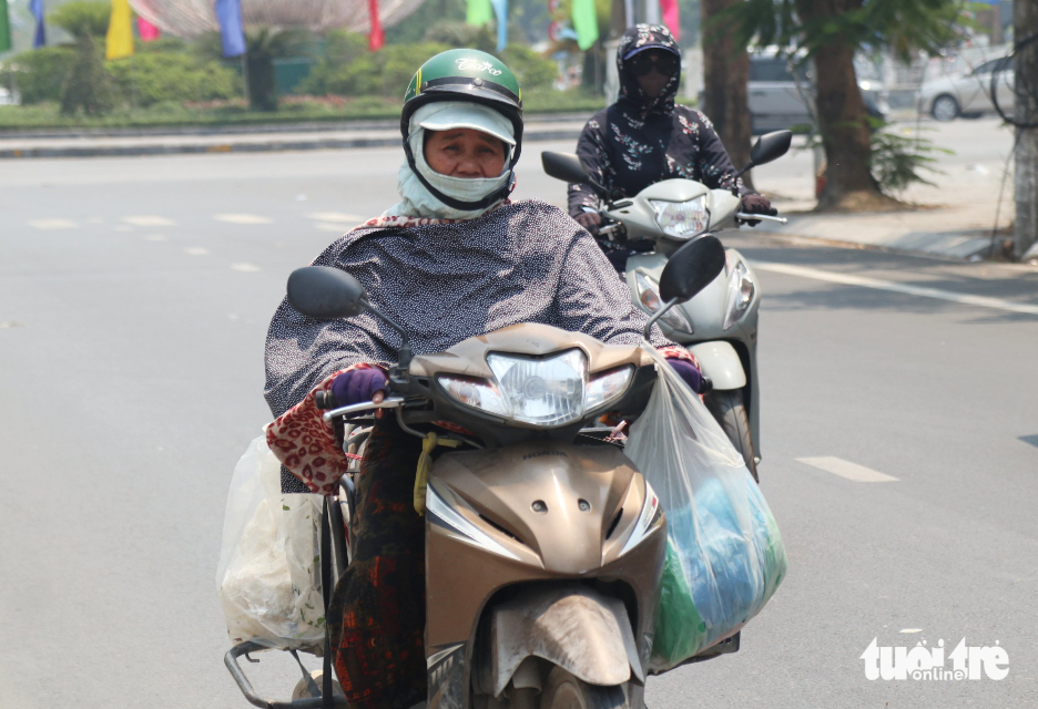 Người nhà bệnh nhân nằm gầm cầu thang tránh nắng nóng 40 độ C 9 nắng nóng - Ảnh 9.