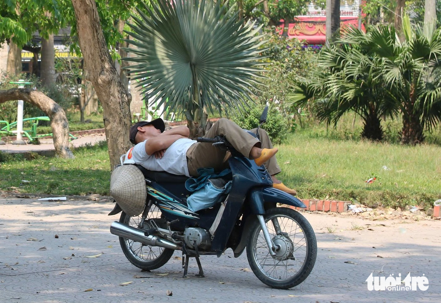 Người nhà bệnh nhân nằm gầm cầu thang tránh nắng nóng 40 độ C 10 Người nhà bệnh nhân nằm gầm cầu thang tránh nắng nóng 40 độ C - Ảnh 10.