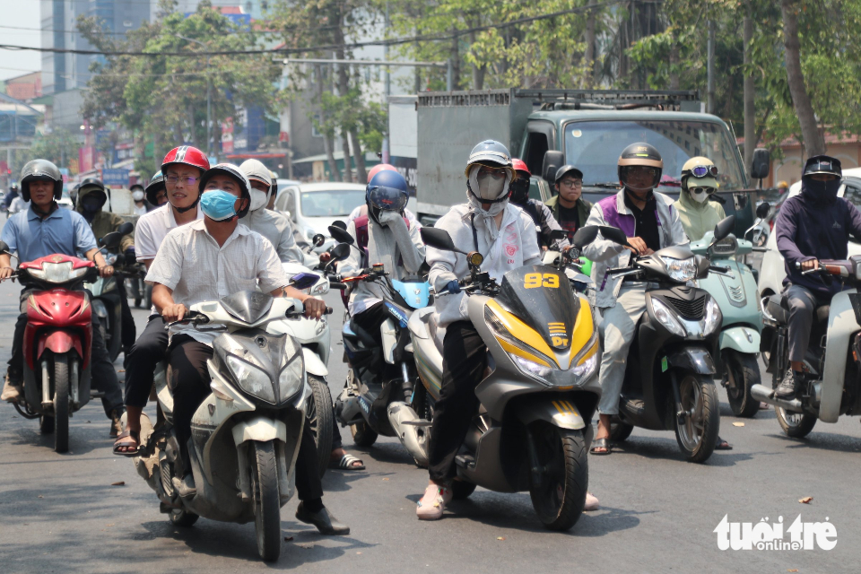 Người nhà bệnh nhân nằm gầm cầu thang tránh nắng nóng 40 độ C 12 Người nhà bệnh nhân nằm gầm cầu thang tránh nắng nóng 40 độ C - Ảnh 12.