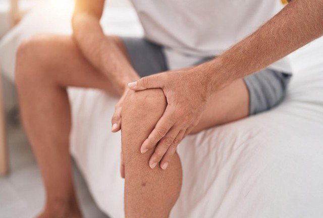 Khi đến giữa cuộc đời, xương dễ gãy hơn do bắt đầu giảm mật độ. Ảnh minh họa